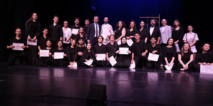 Bursa Devlet Tiyatrosu’nun kursiyerleri sahnede mezun oldu