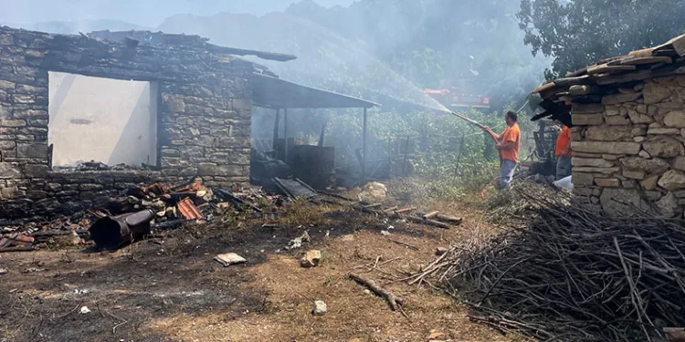 Yangında evini ve biriktirdiği 80 bin lirayı kaybetti