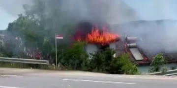 Sakarya’da bir ev alev topuna döndü