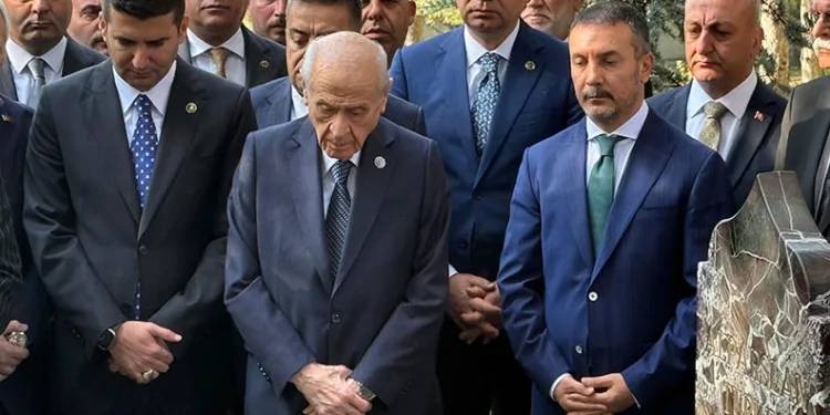 Bahçeli, Türkeş’in kabrini ziyaret etti