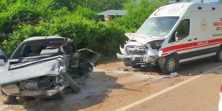 Ambulans ile otomobil çarpıştı: 1 ölü, 4 yaralı