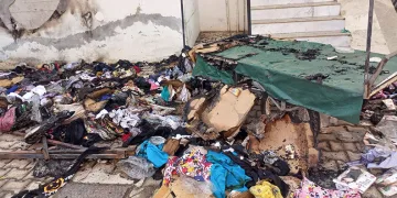 Evinin önündeki tekstil ürünleri tezgahı küle döndü