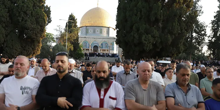 Mescid-i Aksa’da binlerce Müslüman bayram namazı kıldı