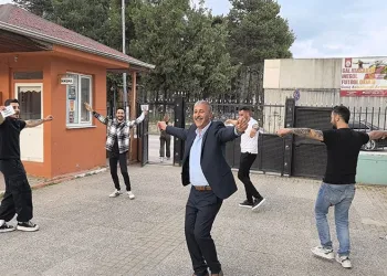 Muhtarlığı kazanınca çiftetelli oynayarak kutladı