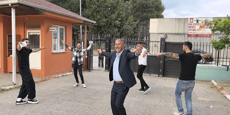Muhtarlığı kazanınca çiftetelli oynayarak kutladı