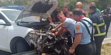 Otomobil bariyerlere çarptı, sürücü yaralandı