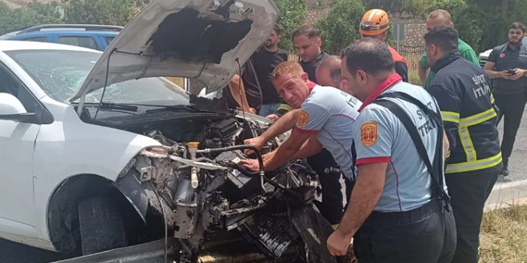 Otomobil bariyerlere çarptı, sürücü yaralandı