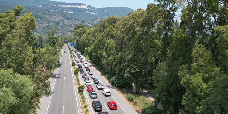 Marmaris-Gökova yolunda 7 kilometrelik araç kuyruğu
