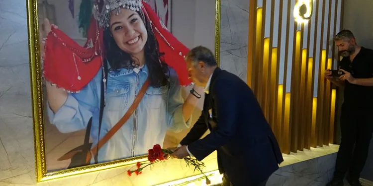 Aybüke öğretmen ile 2 asker anıldı