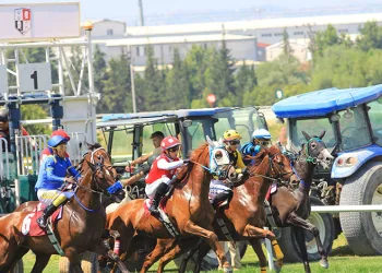 Yarışseverler bayramın son gününü hipodromda geçirdi