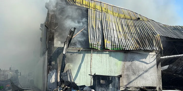 Adana’da geri dönüşüm fabrikasındaki yangın kontrol altına alındı