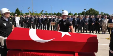 Kalbine yenik düşen polis için tören