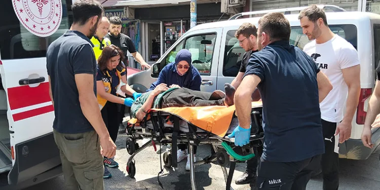 Bafra’da feci kaza: Forkliftin bıçağına çarpan motosiklet sürücüsü ağır yaralandı