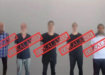Kırmızı bültenle aranan 5 kişi yakalanarak Türkiye’ye getirlidi