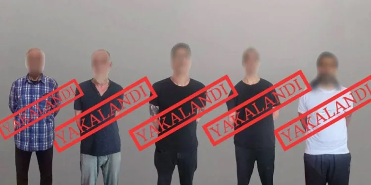 Kırmızı bültenle aranan 5 kişi yakalanarak Türkiye’ye getirlidi