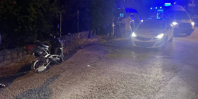 Motosiklet ile otomobil çarpıştı: 2 yaralı