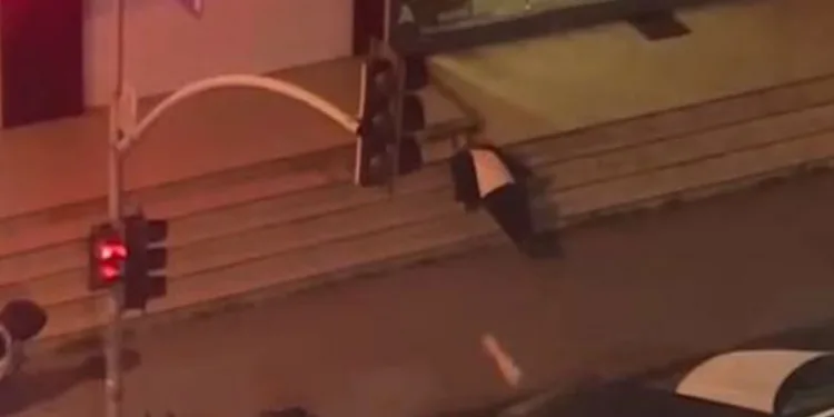 Merdivenlerde uyuya kalan adamı dubayla uyandırmaya çalıştı