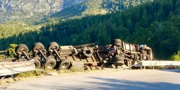 Antalya’da demir profil yüklü tır devrildi: 1 ölü