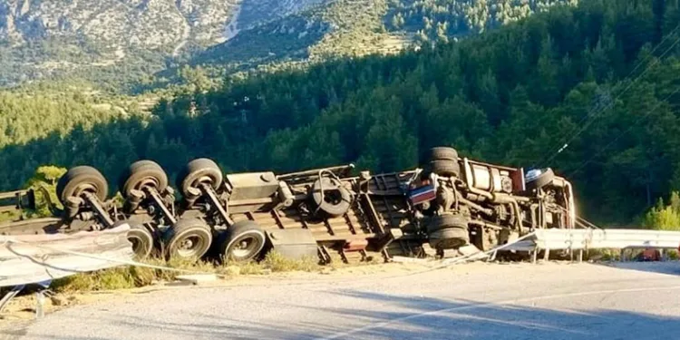 Antalya’da demir profil yüklü tır devrildi: 1 ölü