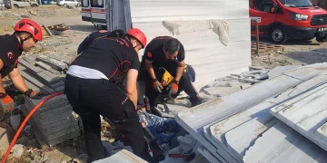 Üzerlerine mermer devrilen işçilerden biri hayatını kaybetti