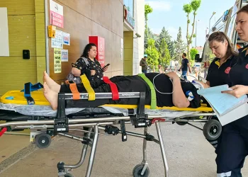 Bursa’da ticari araca çarpan motosiklet sürücüsü ağır yaralandı