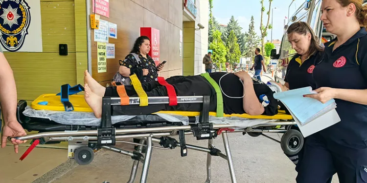 Bursa’da ticari araca çarpan motosiklet sürücüsü ağır yaralandı