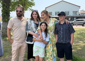 Demet Akalın’dan minik hayranına jest