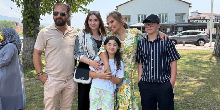 Demet Akalın’dan minik hayranına jest