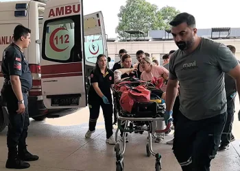 Bursa’da otomobile çarpan motosikletliler ağır yaralandı