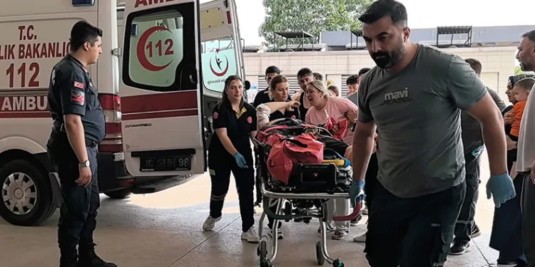 Bursa’da otomobile çarpan motosikletliler ağır yaralandı