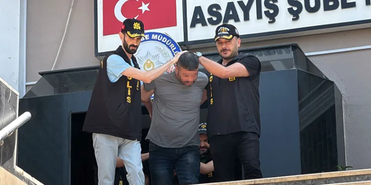 Kahvehanede silahını gösterdi, kalbinden vuruldu