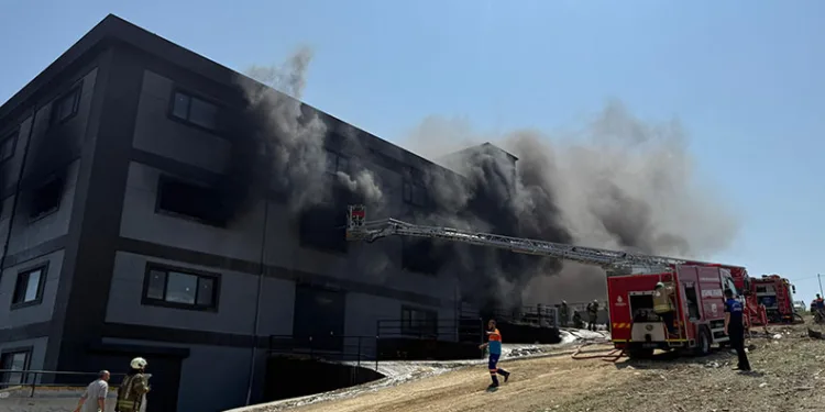 Arnavutköy’de terlik fabrikası alevlere teslim oldu