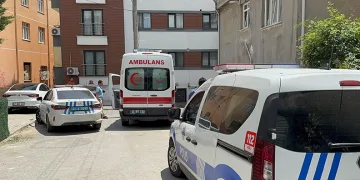 Bıçaklı kavgada 2 kardeş ve polis memuru yaraladı