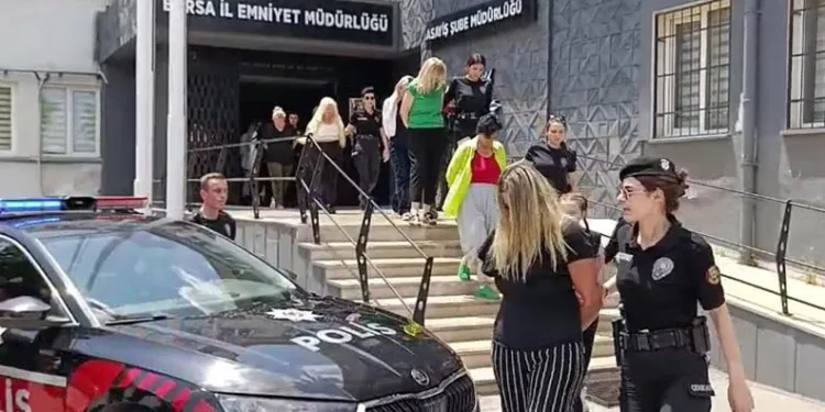 Bursa’da masaj salonunda müşterilere sosyal medya kontrolü