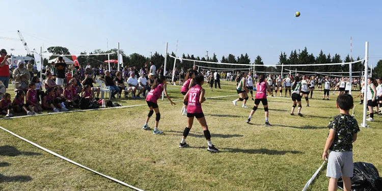 Genç voleybolcuların kalbi Osmangazi’de attı
