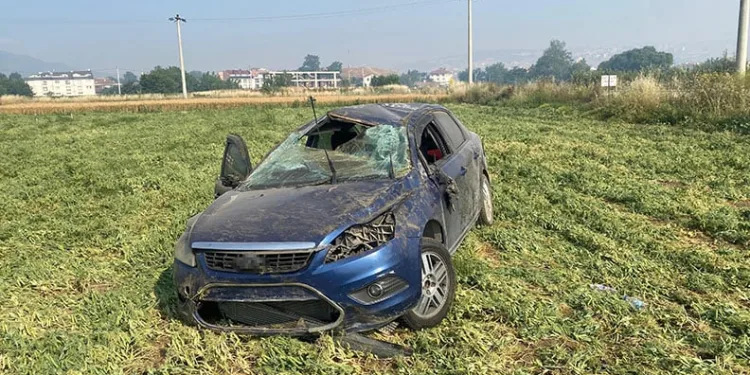 Bursa’da kontrolden çıkan otomobil tarlaya uçtu