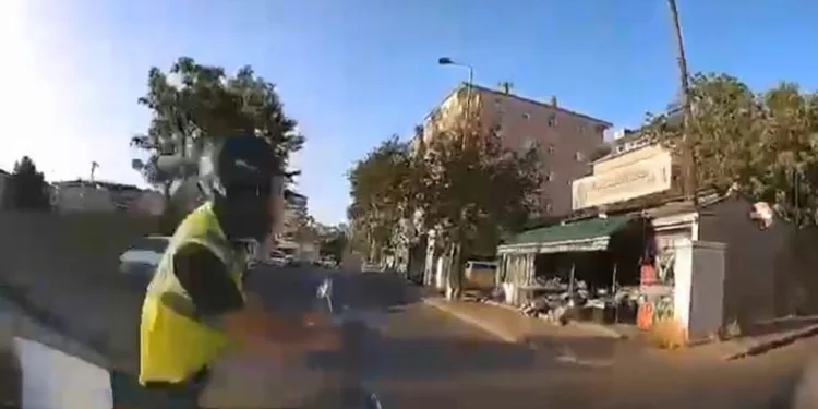 Kartal’da otomobille çarpışan motosikletli havaya savruldu