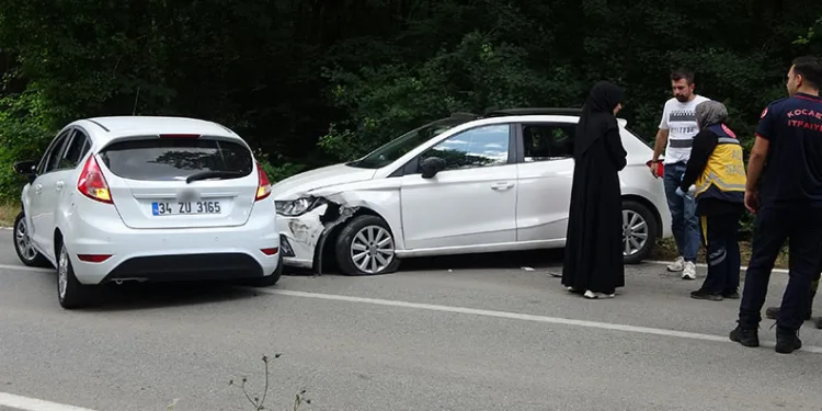 2 otomobil çarpıştı: 1’i çocuk 6 yaralı