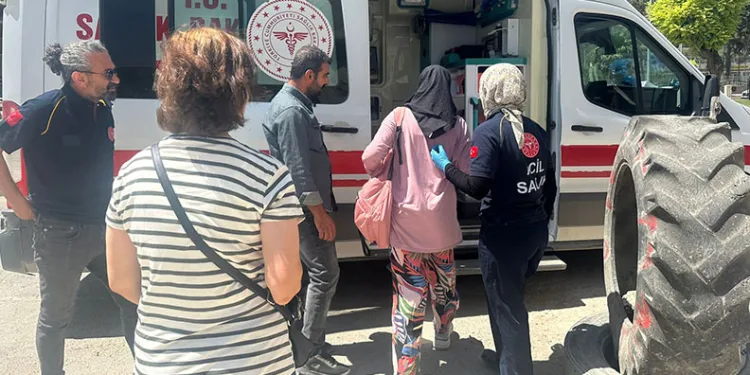 Genç kıza otomobil çarptı
