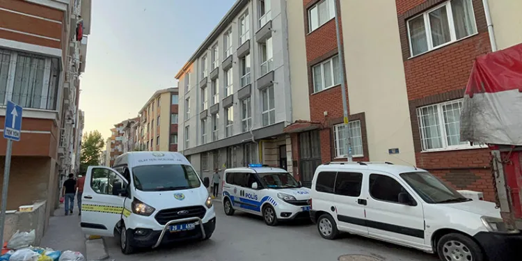 Çürümeye başlamış halde evde ölü bulundu