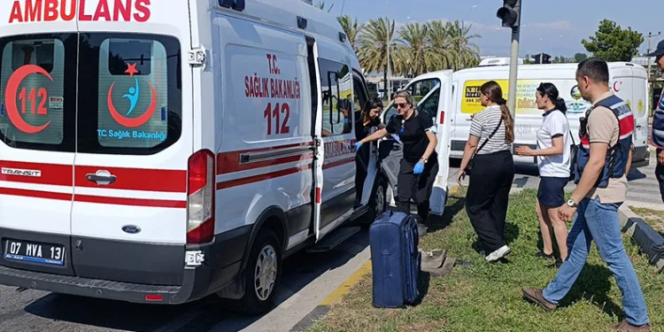 Nakliye kamyonu ile otobüs çarpıştı: 1 yaralı
