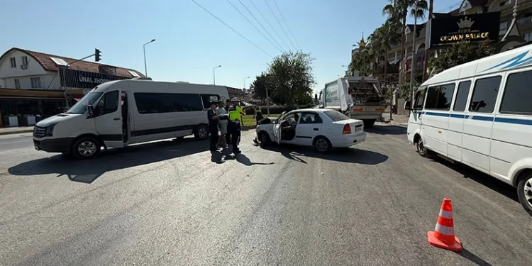 Manavgat’ta otomobil tur aracına çarptı: 5 yaralı