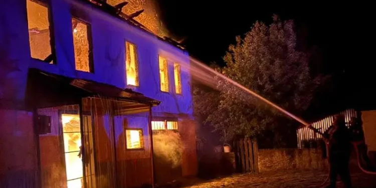 Karabük’te 2 katlı ev alevlere teslim oldu