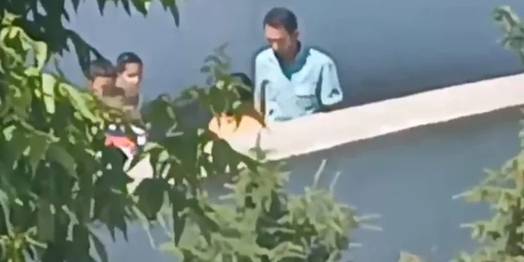 9 yaşındaki öğrencisini acımadan böyle tokatladı