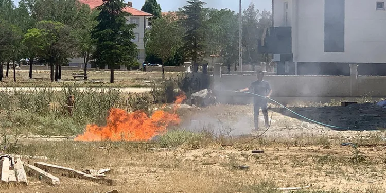Karaman’da tutuşan inşaat atıkları büyümeden söndürüldü