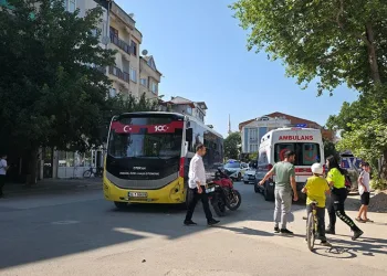 Bursa’da otobüs ile motosikletin kazası kamerada