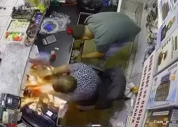 Çakmakla oynarken masa alev aldı