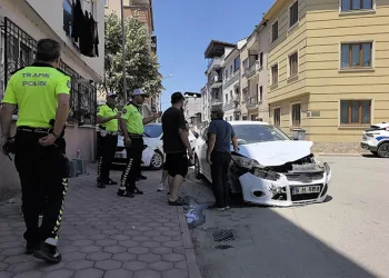 Bursa’da otomobiller çarpıştı: 3 yaralı