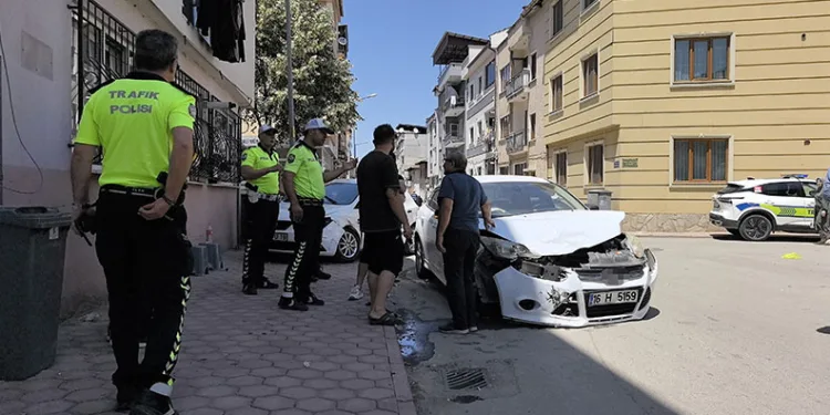 Bursa’da otomobiller çarpıştı: 3 yaralı