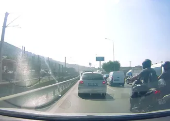 Bursa’da iki motosikletli böyle çarpıştı